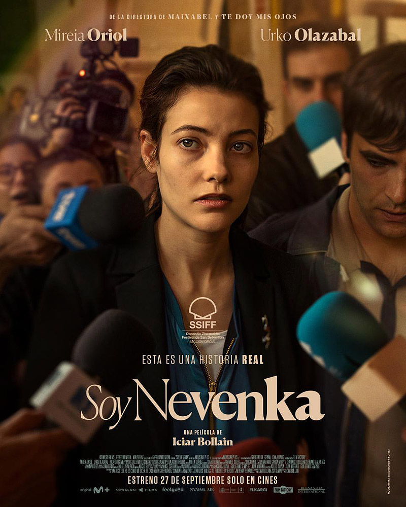 soy Nevenka, fotograma de la película, se ve a una chica dando una rueda de prensa