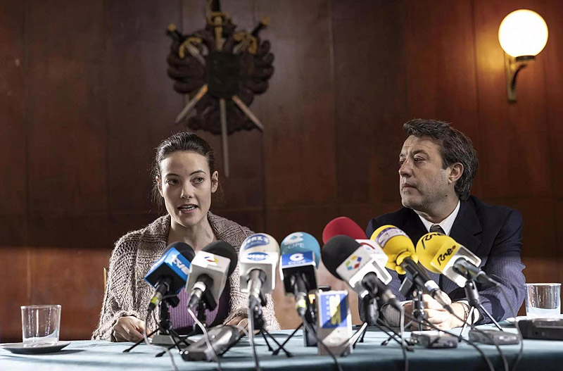 soy Nevenka, fotograma de la película, se ve a una chica dando una rueda de prensa