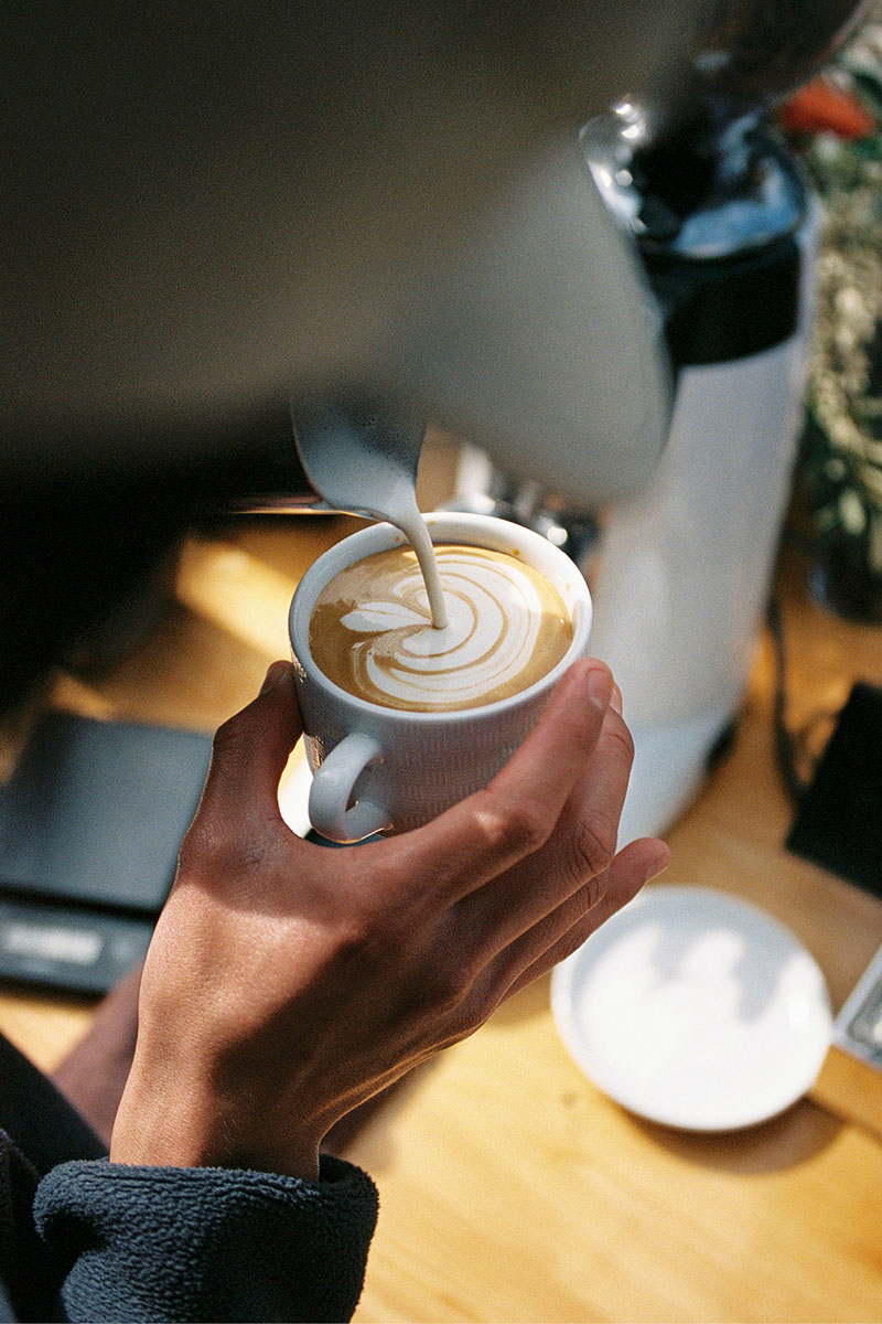 Teulat Coffee Club en Habitat Valencia: poniendo leche a un café