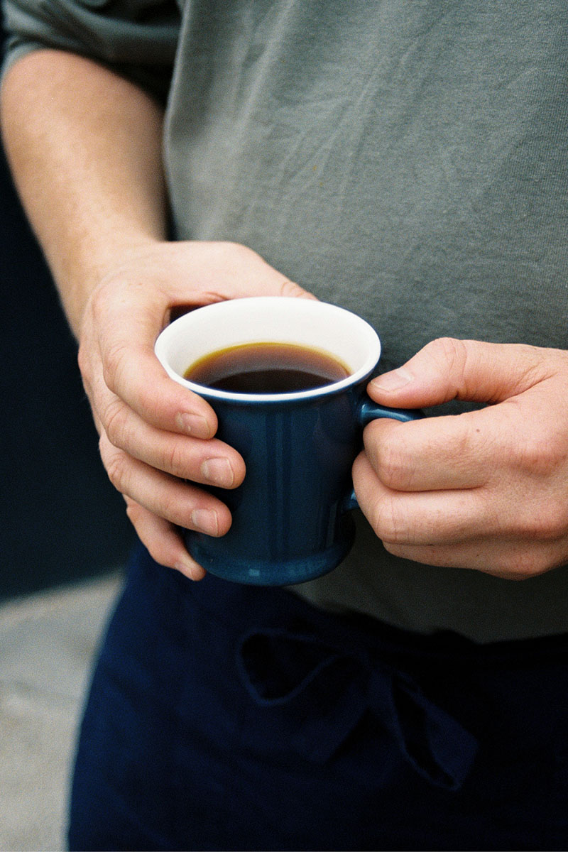 Teulat Coffee Club en Habitat Valencia: un chico sujeta una taza de café