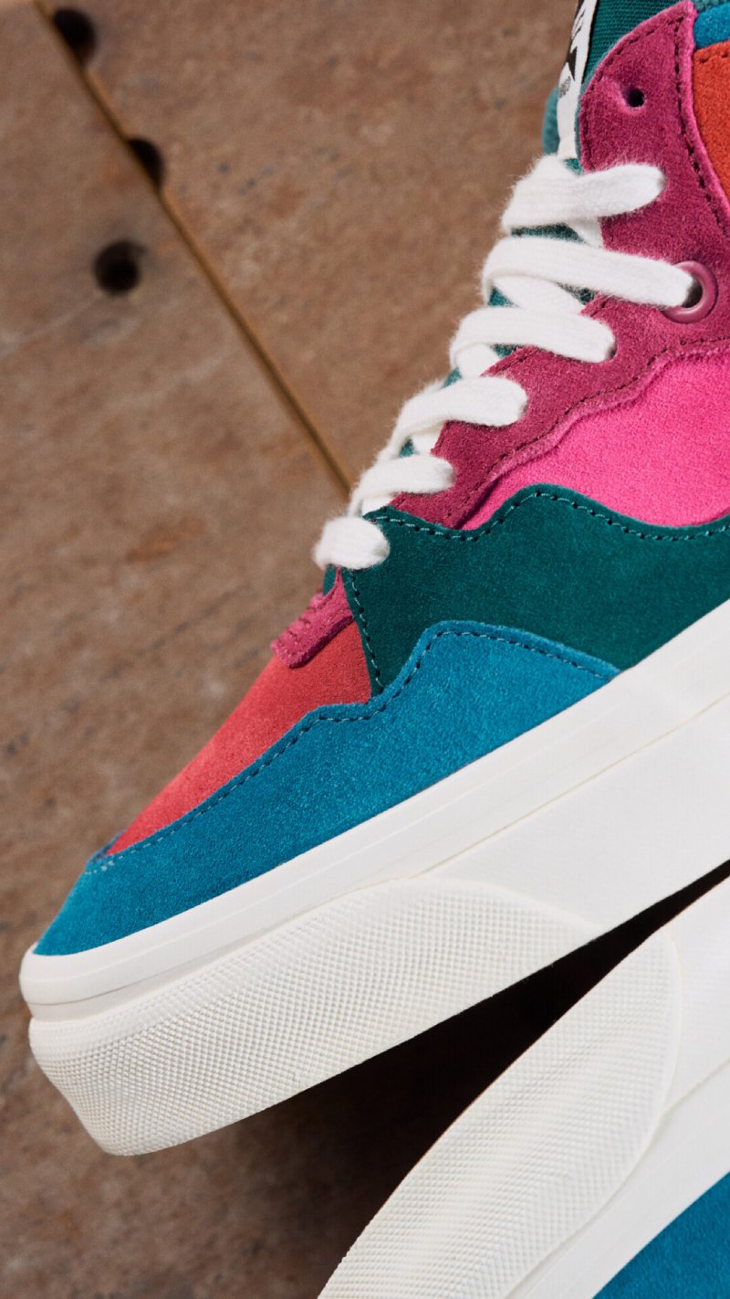 sneakers de colores para un look de otoño