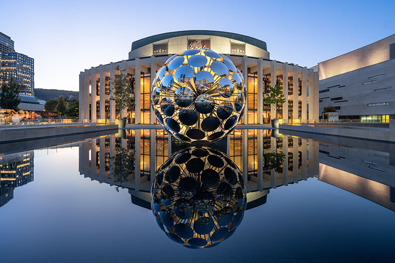 ORB es una escultura esférica creada a partir de espejos cóncavos, en la foto está situada en la Place des Arts de Montreal