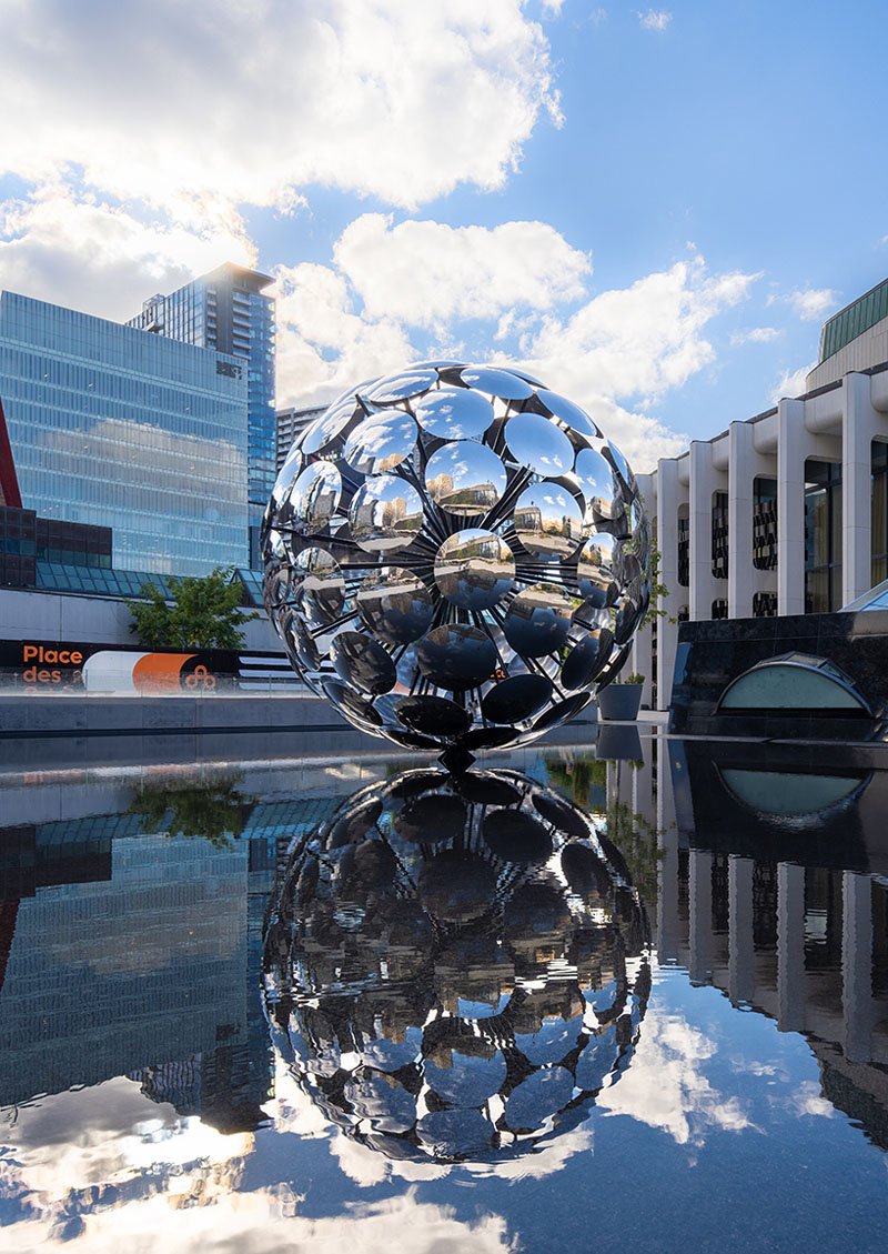 ORB es una escultura esférica creada a partir de espejos cóncavos, en la foto está situada en la Place des Arts de Montreal