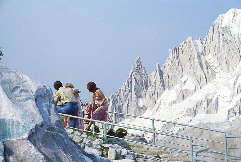 Luigi Ghirri. Viaggi - fotografía setentera se ve a 3 personajes de espaldas