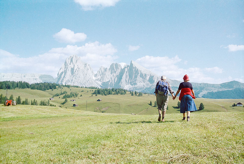 Luigi Ghirri. Viaggi - fotografía setentera se ve a una pareja paseando por los alpes