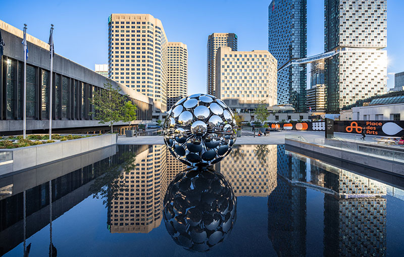 ORB es una escultura esférica creada a partir de espejos cóncavos, en la foto está situada en la Place des Arts de Montreal