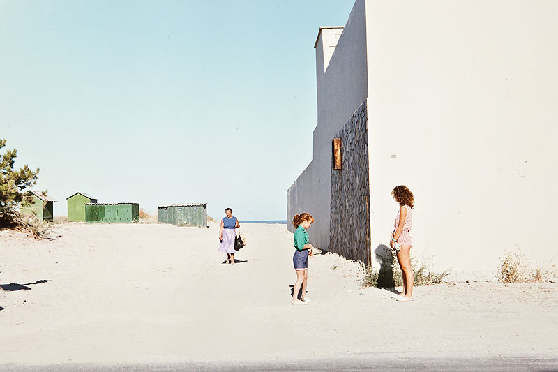 Luigi Ghirri. Viaggi - fotografía setentera se ve gente en una barriada de playa