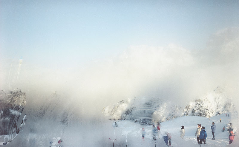 Luigi Ghirri. Viaggi - fotografía setentera se ve gente a traves de parabrisas empañado