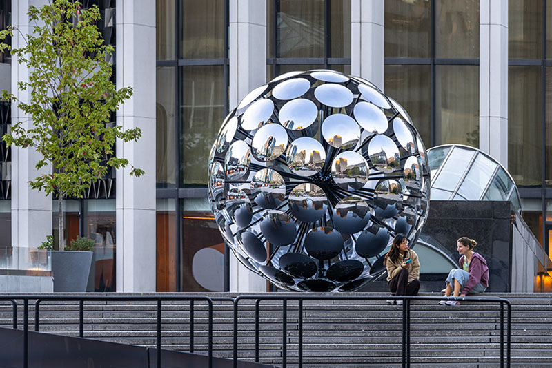 ORB es una escultura esférica creada a partir de espejos cóncavos, en la foto está situada en la Place des Arts de Montreal