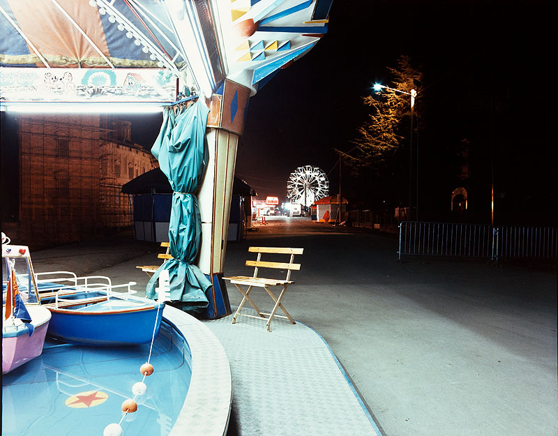 Luigi Ghirri. Viaggi - fotografía setentera se ve atracción de feria por la noche