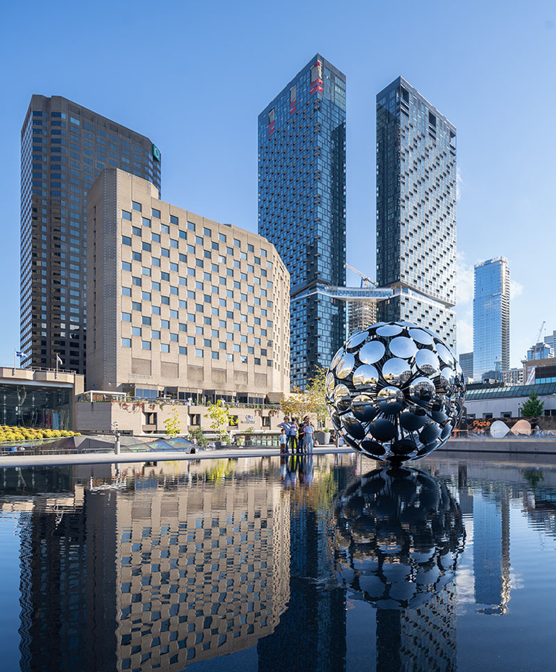 ORB es una escultura esférica creada a partir de espejos cóncavos, en la foto está situada en la Place des Arts de Montreal