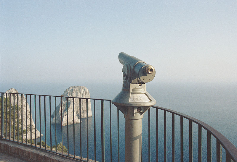 Luigi Ghirri. Viaggi - fotografía setentera se ve un aparato para mirar de echar monedas