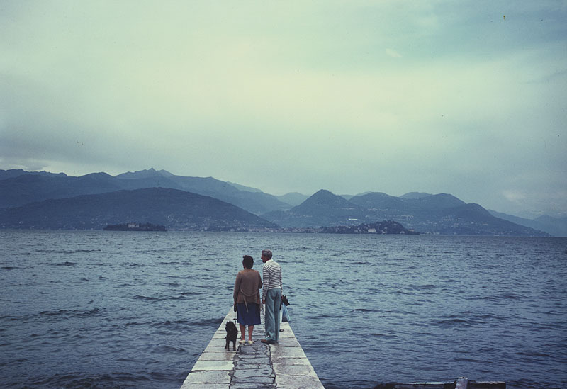 Luigi Ghirri. Viaggi - fotografía setentera se ve a una pareja en un embarcadero