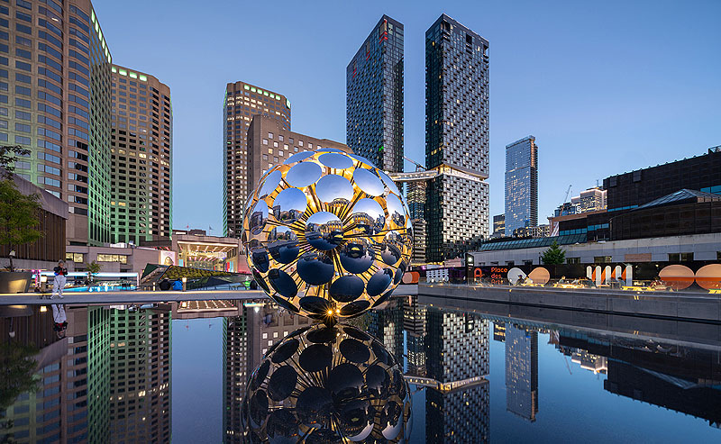 ORB es una escultura esférica creada a partir de espejos cóncavos, en la foto está situada en la Place des Arts de Montreal