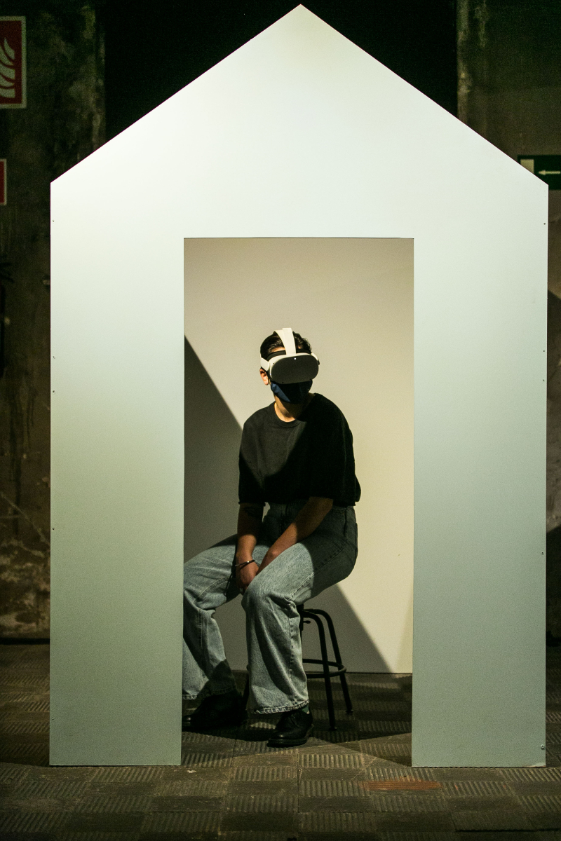 Hombre en instalación con gafas de realidad aumentada