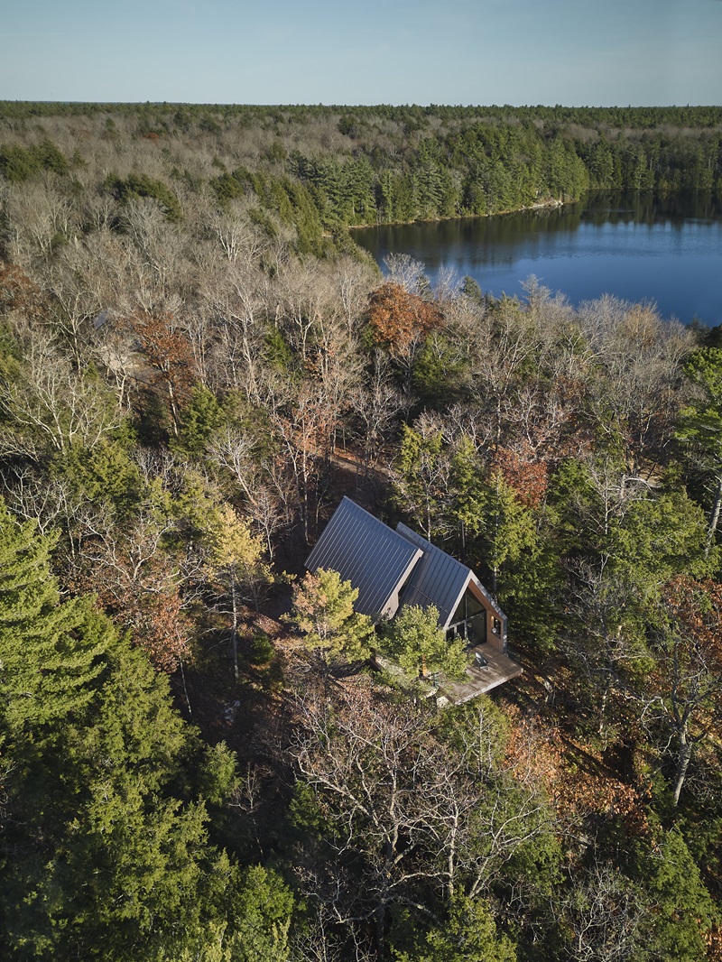 Bunkie On The Hill-Dubbeldam: cabaña de madera en mitad del paisaje canadiense