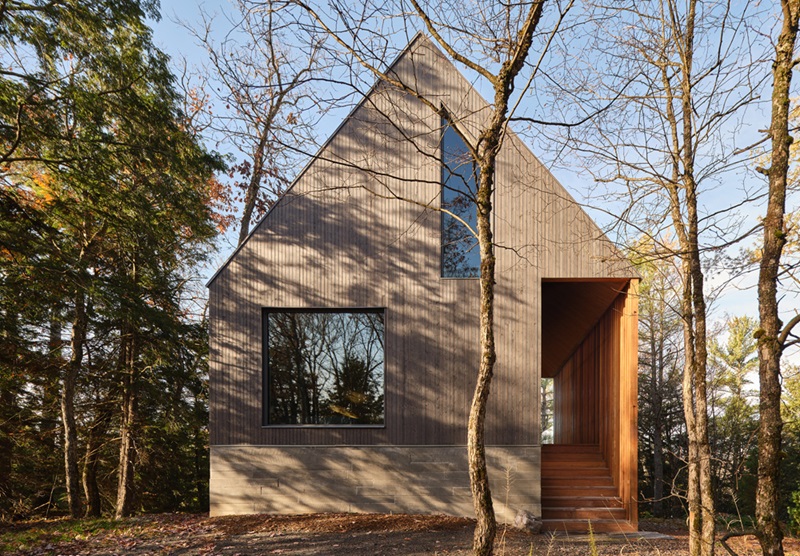 Bunkie On The Hill-Dubbeldam: cabaña de madera en mitad del paisaje canadiense