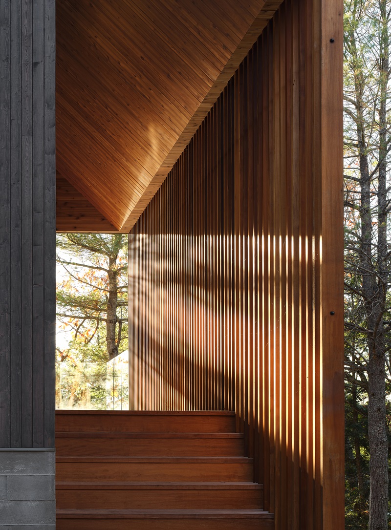 Bunkie On The Hill-Dubbeldam: corredor exterior de acceso de madera