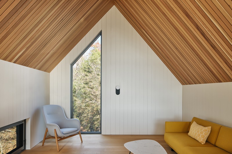 Bunkie On The Hill-Dubbeldam: estudio con techo inclinado de madera