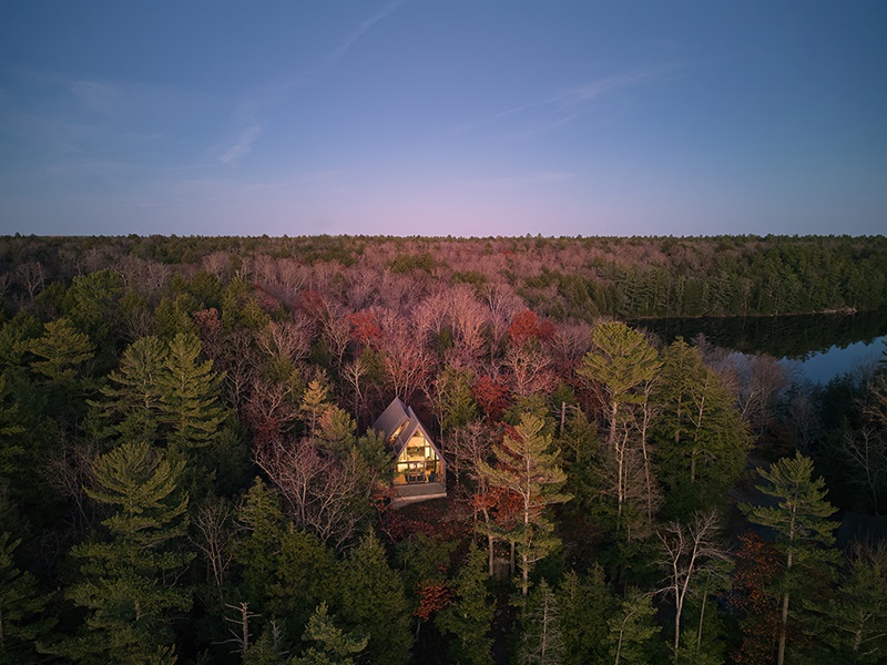 Bunkie On The Hill-Dubbeldam: cabaña en mitad del paisaje canadiense