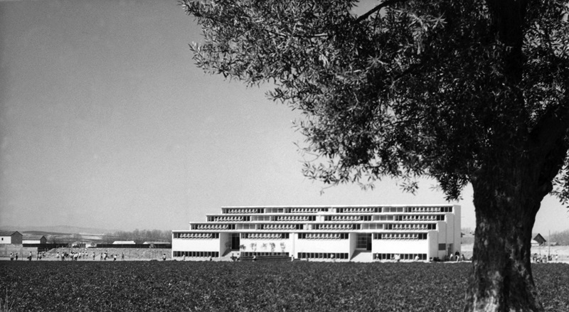 Exposición-Jose-Maria-Garcia-de-Paredes-Espacios-de-encuentro-Museo-ICO: colegio blanco en el campo