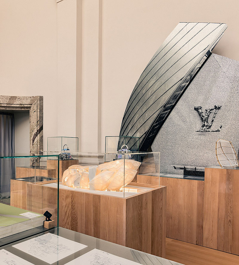 Louis Vuitton con Frank Gehry en Art Basel Paris - vista de una exposición con objetos en urnas