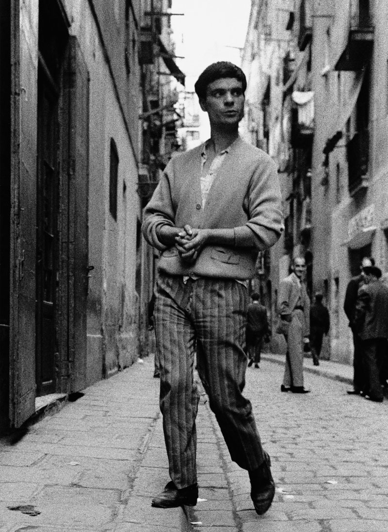 Imagen antigua de un hombre posando en la calle