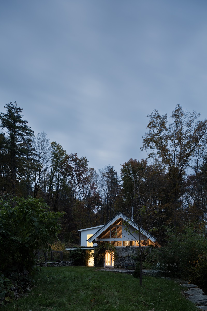 M-Residence-Takaaki -Christina Kawabata: vista de la casa en el bosque por la noche