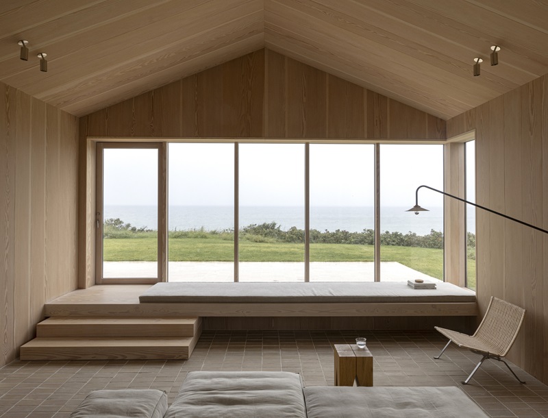 Norm-Architects-Heatherhill-Beach-House: sala de estar de madera con vistas al mar