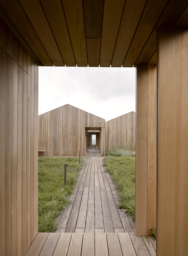 Norm-Architects-Heatherhill-Beach-House: casa de madera de cedro