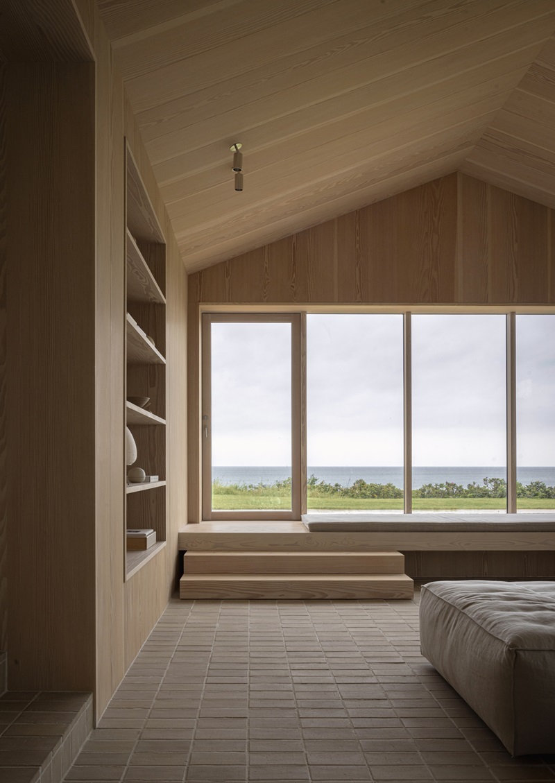 Norm-Architects-Heatherhill-Beach-House: sala de estar de madera con vistas al mar