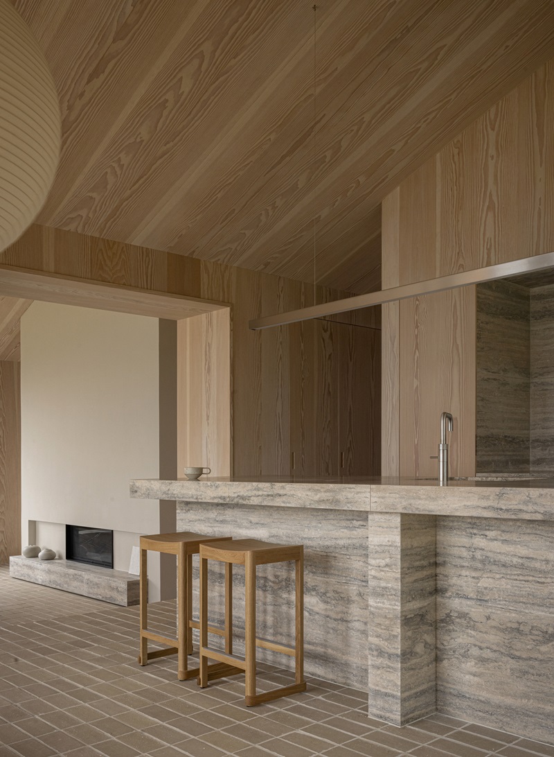 Norm-Architects-Heatherhill-Beach-House: cocina con isla de travertino