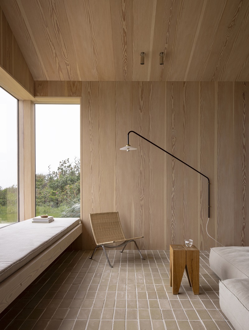 Norm-Architects-Heatherhill-Beach-House: banco de madera