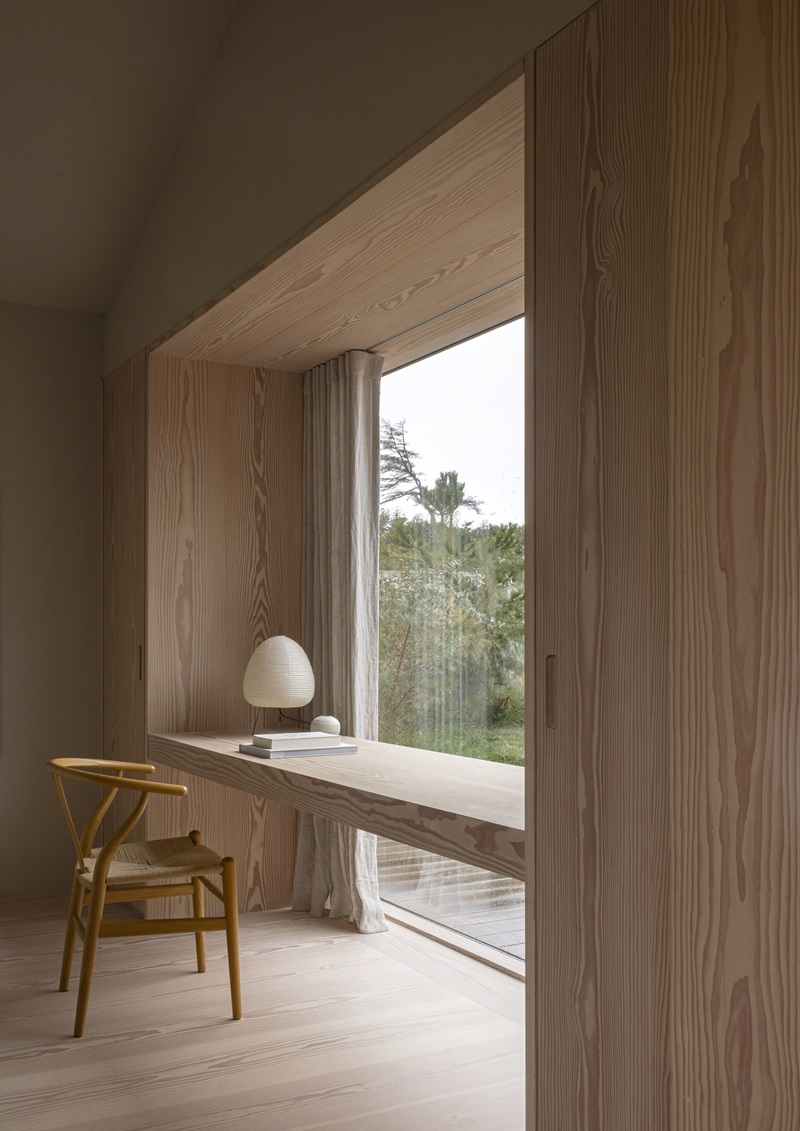 Norm-Architects-Heatherhill-Beach-House: mesa de estudio de madera