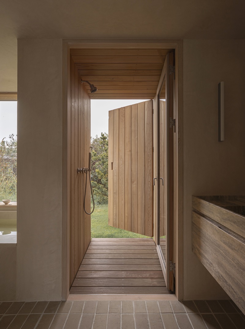 Norm-Architects-Heatherhill-Beach-House: ducha con puerta al aire libre