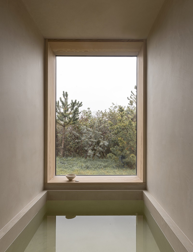 Norm-Architects-Heatherhill-Beach-House: bañera mirando a la naturaleza