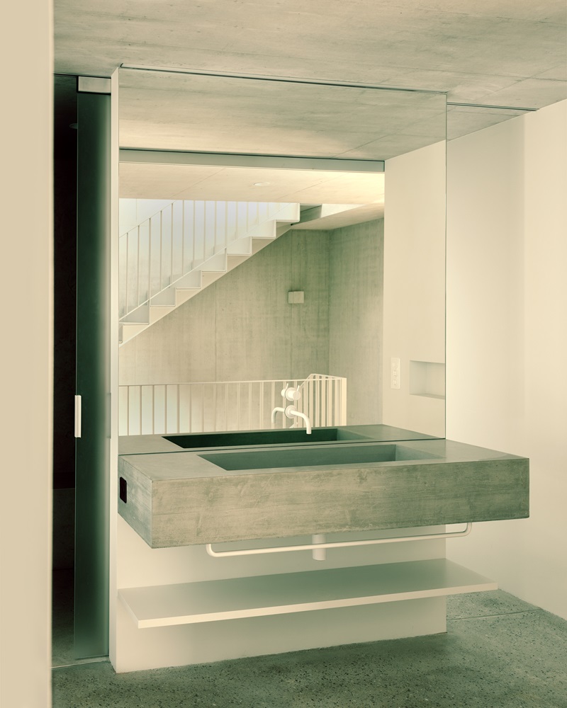 Oberwil-House-Caesar-Zumthor: lavabo de hormigón delante del espejo