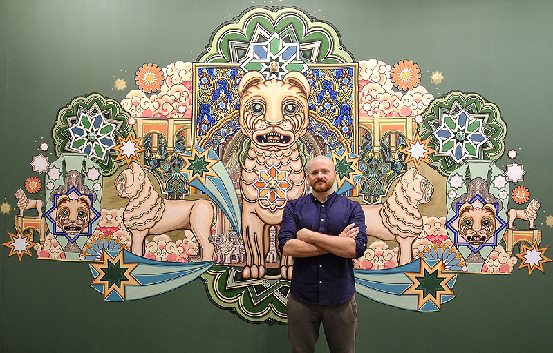 Premio Cervezas Alhambra - artista posando cjunto a su obra