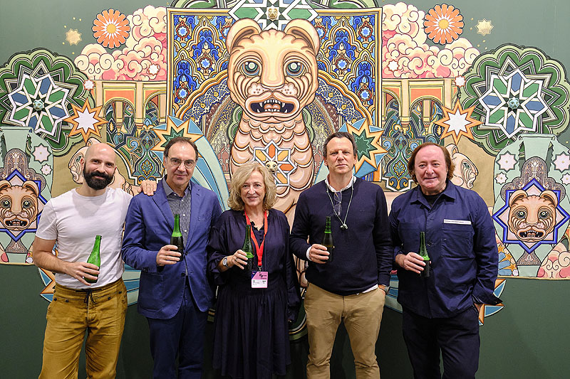 Premio Cervezas Alhambra - grupo de personas posando delante de on cuadro