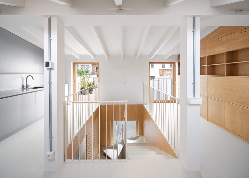 Solar-Casa-Castelar: estudio amplio blanco con terraza y techo abuhardillado