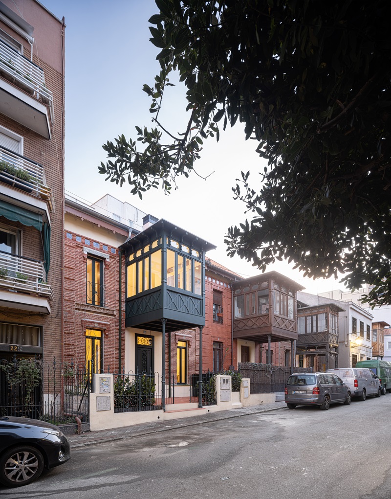 Solar-Casa-Castelar: casa histórica Madrid Moderno de ladrillo y mirador de madera