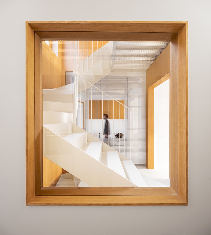 Solar-Casa-Castelar: ventana y caja de escalera de madera de roble