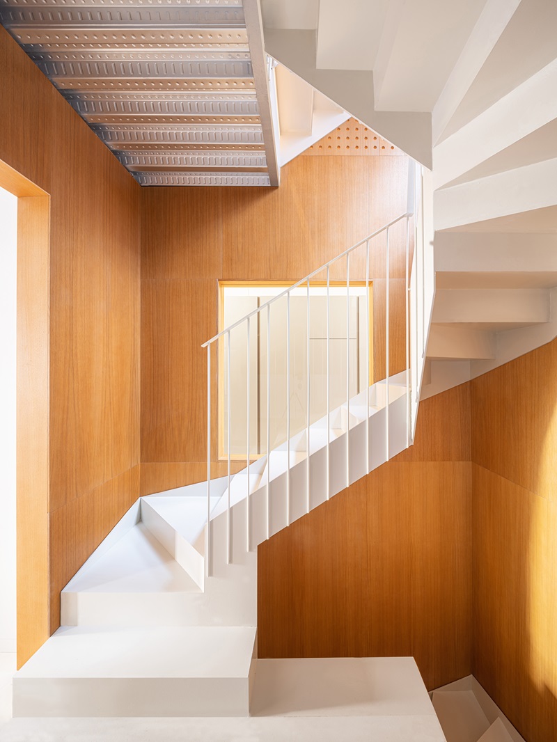 Solar-Casa-Castelar: caja de escalera de madera de roble