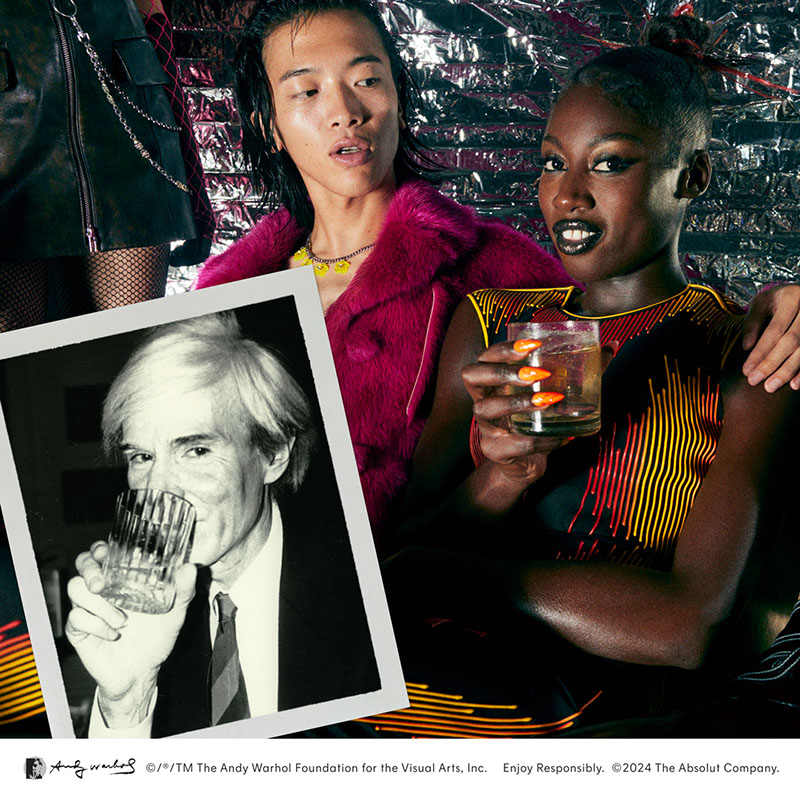 Absolut Warhol: cartel publicitario con una foto en blanco y negro de Andy Warhol tomando un cóctel, sobre otra foto actual a color de una pareja tomando un cóctel.