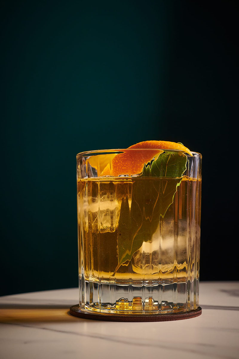 HDDN, coctelería y restaurante: coctel con naranja y laurel