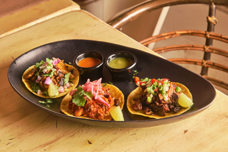 El Viva Noche de Muertos: taco pastor, taco de "chicharrón" y taco pibil.