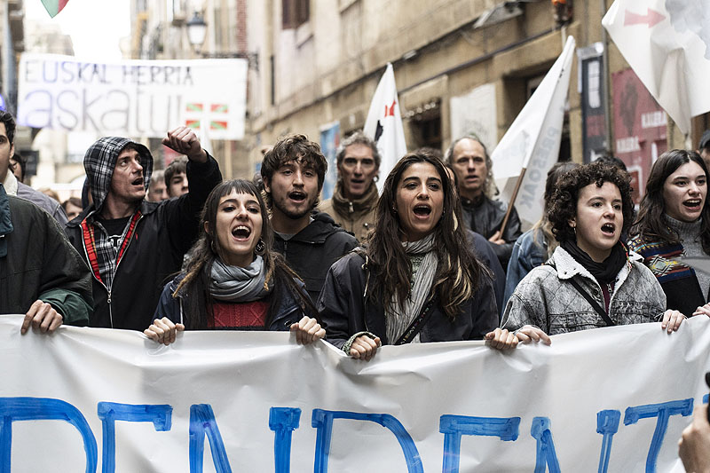 La infiltrada, fotograma de la película en el que sale Carolina Yuste en una manifestación