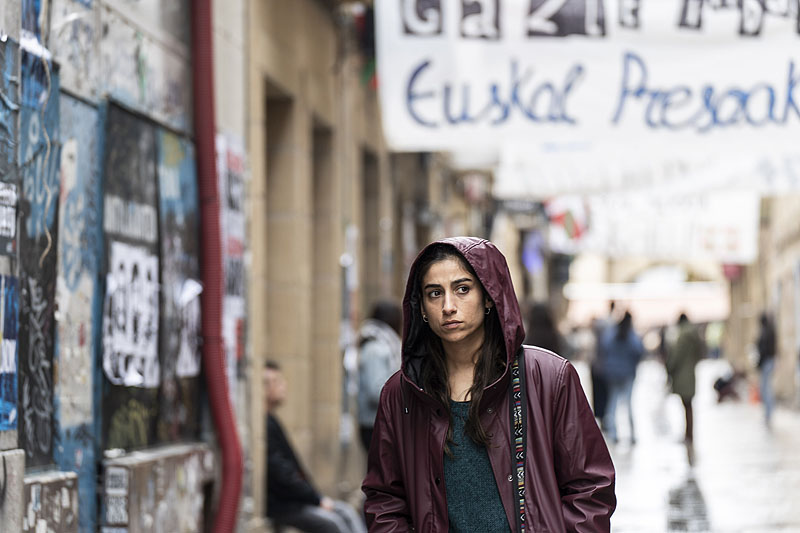 La infiltrada, fotograma de la película en el que sale Carolina Yuste paseando por la calle