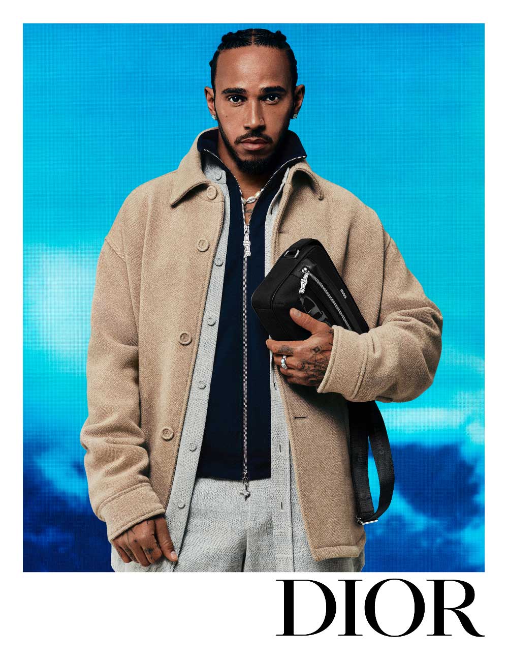 lewis hamilton con ropa de Dior para la nieve