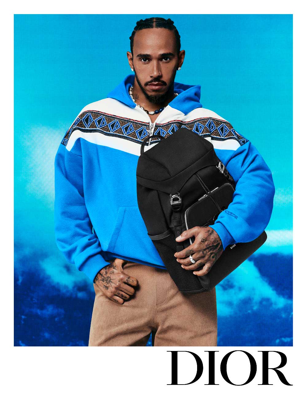 lewis hamilton con ropa de Dior para la nieve